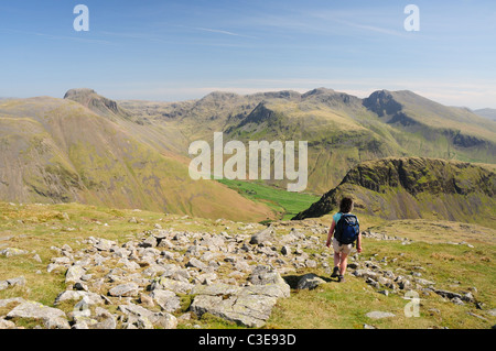 Discendente Walker Red Pike nel Lake District inglese, con Wasdale, Yewbarrow, Lingmell e Scafell gamma in background Foto Stock