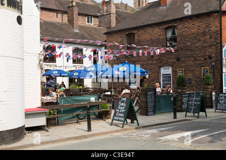 Giardino della birra area del White Hart public house di Ironbridge Shropshire Foto Stock