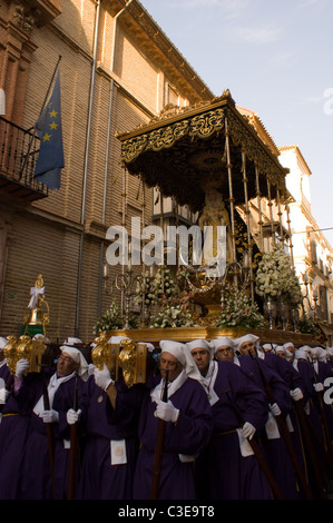 La fraternità in Antequera portante il trono della Vergine Maria nella Domenica delle Palme Foto Stock