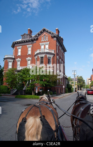 La Georgia, Savannah. Storica carrozza a Savannah. Historic Kehoe House, c. 1892, ora B&B. Foto Stock