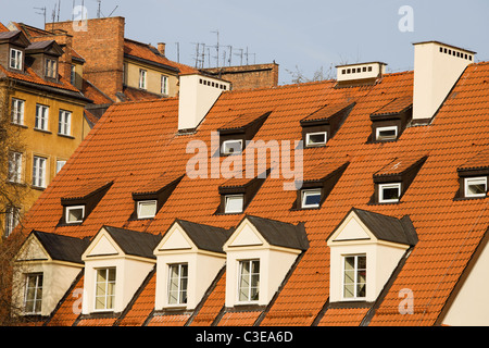 Tetto di tegole architettura di una vecchia casa in centro storico a Varsavia, Polonia Foto Stock