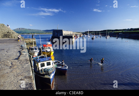 Estate bambini a giocare a Mullaghmore Harbour, nella contea di Sligo, Irlanda. Foto Stock