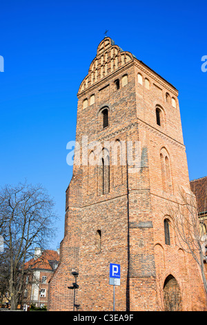 Architettura gotica stile della chiesa di St. Mary torre campanaria a Varsavia, Polonia Foto Stock