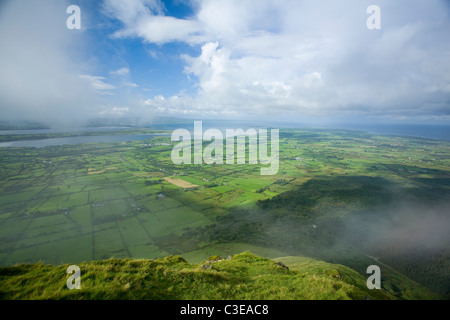 Vista sui campi di patchwork del nord Sligo la costa da punta occidentale di Benbulbin, nella contea di Sligo, Irlanda. Foto Stock