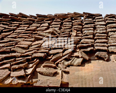 Un tradizionale tetto spiovente comunemente visto in India rurale Foto Stock