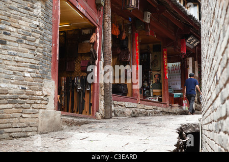 Lijiang: negozi di souvenir in dayan antica città Foto Stock