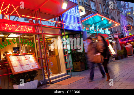 L'Europa, Francia, Marne (51), Place Drouet d'Erlon di notte, Reims Foto Stock