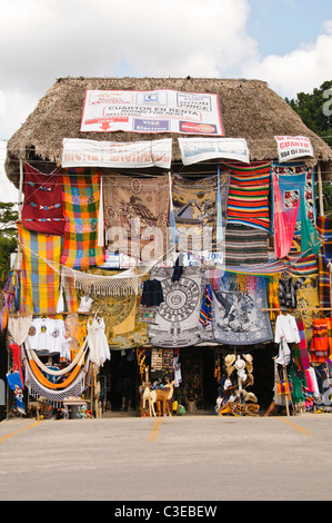 Negozio di souvenir Maya vendita-ispirato i tessuti e altri souvenir nel parcheggio del Coba Mayan sito non lontano da Tulum sulla penisola dello Yucatan in Messico. a Coba, un esteso sito maya sulla penisola dello Yucatan in Messico non lontano dalle più famose rovine di Tulum. Accoccolato tra due laghi, Coba è stimato essere stata la casa di almeno 50.000 residenti presso la sua pre-colombiano di picco. Foto Stock