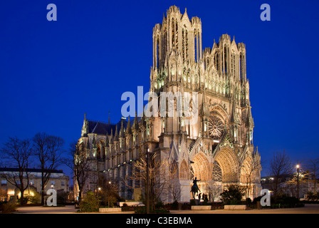 L'Europa, Francia, Marne (51), la cattedrale di Notre Dame de Reims di notte, elencato come patrimonio mondiale dall' UNESCO Foto Stock