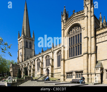 Cattedrale di Wakefield da Kirkgate, Wakefield, West Yorkshire, Regno Unito Foto Stock