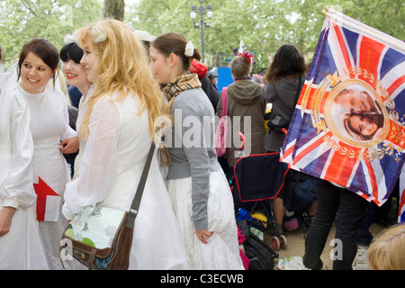 Donna sul Mall vestito come spose il giorno delle nozze reali tra il principe William e Kate Middleton. Foto Stock