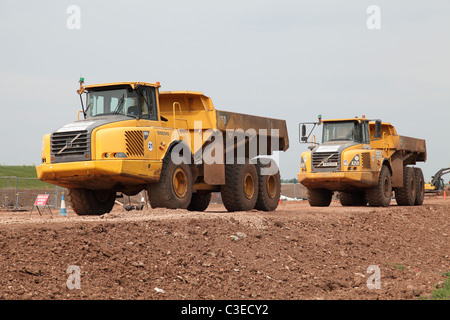 Volvo autocarri ribaltabili sul sito dell'A46 slargo schema nel Nottinghamshire, England, Regno Unito Foto Stock