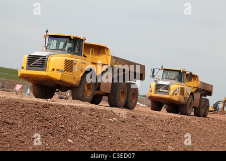 Volvo autocarri ribaltabili sul sito dell'A46 slargo schema nel Nottinghamshire, England, Regno Unito Foto Stock