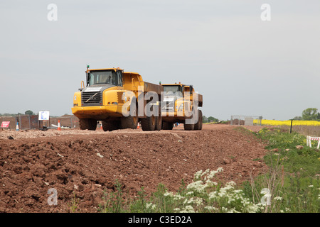 Volvo autocarri ribaltabili sul sito dell'A46 slargo schema nel Nottinghamshire, England, Regno Unito Foto Stock