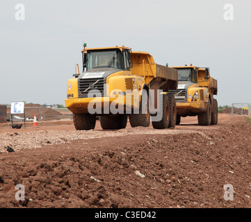 Volvo autocarri ribaltabili sul sito dell'A46 slargo schema nel Nottinghamshire, England, Regno Unito Foto Stock