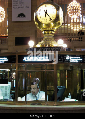 Banco informazioni sui treni presso la Grand Central Station, New York City, NY USA Foto Stock