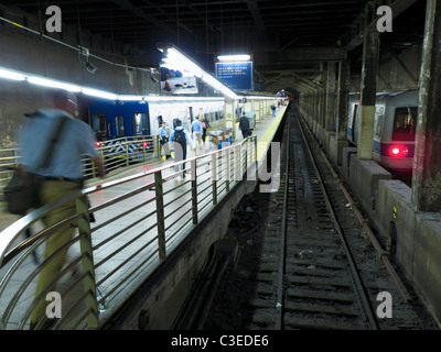 I pendolari si precipitavano verso il treno serale per tornare a casa, Grand Central Station, New York City, NY Foto Stock