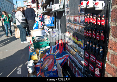 Negozi di souvenir memorabilia di vendita per il royal wedding celebrazione avrà luogo il 29 aprile presso l'Abbazia di Westminster. Aprile 27, 2011 a Londra, Inghilterra. Foto Stock