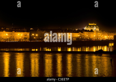 Il Teatro Nazionale di Praga e il fiume Vlava di notte, Bohemia Repubblica Ceca Foto Stock