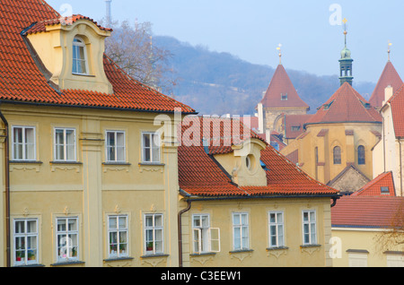 Tetto di tegole rosse e tops, piccola trimestre, Praga, Repubblica Ceca Foto Stock