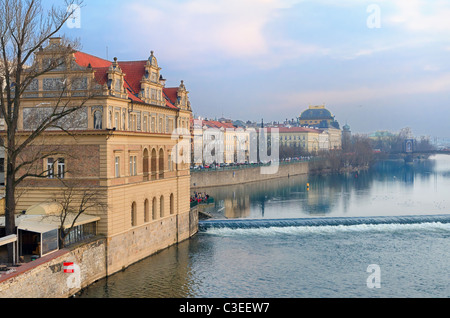 Vista sulla città di Praga Città Vecchia dal fiume Vltava, Bohemia Repubblica Ceca Foto Stock