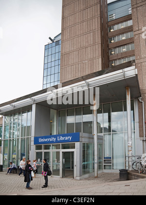 Gli studenti in piedi fuori l'ingresso a Glasgow University Library in Gilmorehill, Hillhead, nel West End di Glasgow. Foto Stock