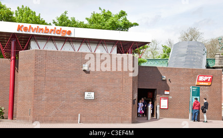 Entrata alla stazione di Kelvinbridge (rinnovato nel 1980) nel West End di Glasgow, Scozia, con alcuni passeggeri Foto Stock