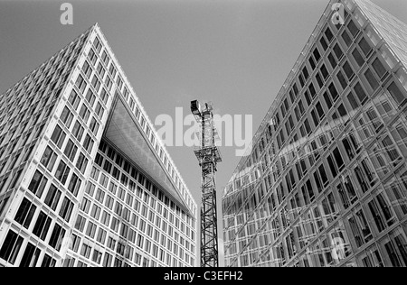 Gru a torre in fase di smantellamento presso il cantiere per la costruzione della nuova sede di Der Spiegel casa editrice di Amburgo. Foto Stock