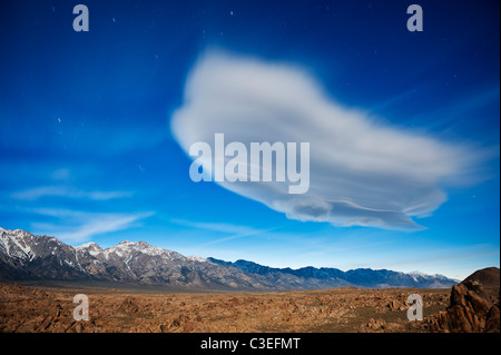 I fantasmi di nuvola lenticolare illuminato dalla luna piena sopra Alabama colline e Sierra Nevada, in California, Stati Uniti d'America Foto Stock