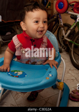 Little Boy imparare a camminare e divertirsi allo stesso tempo Foto Stock