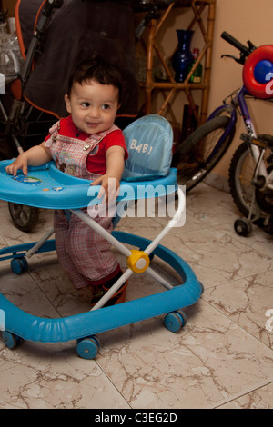 Little Boy imparare a camminare e divertirsi allo stesso tempo Foto Stock