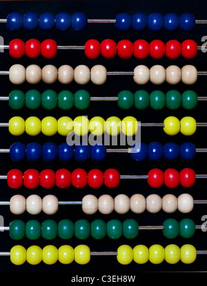 Bambini Abacus colorati su sfondo nero Foto Stock