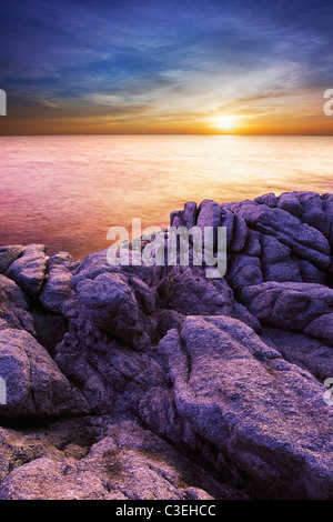 Tramonto spettacolare. Lunga esposizione colpo verticale. Foto Stock