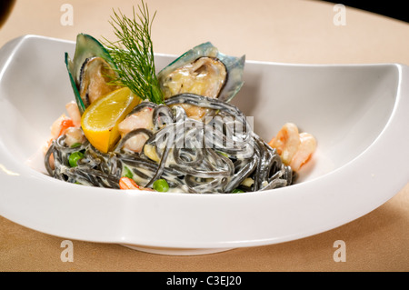 Piatti a base di frutti di mare freschi nero seppia coulored spaghetti tipico cibo italiano Foto Stock