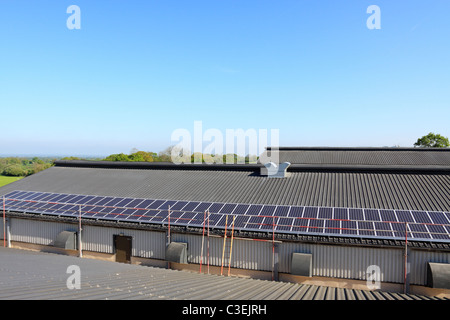 Parte di una 50kWp solare fotovoltaico installazione sul tetto di un capannone di pollame in Shropshire, Regno Unito Foto Stock
