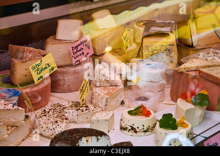 Formaggi in vendita in un Salzburg Austria market Foto Stock