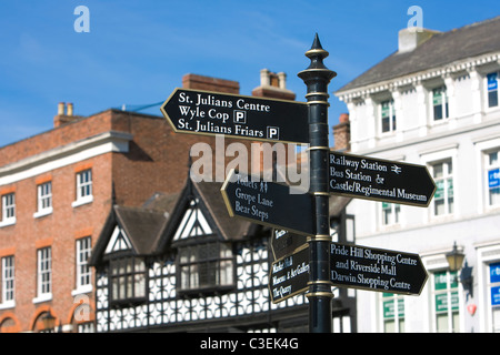 Shrewsbury Town Center: Chiusura del vecchio stile di cartello nei pressi della piazza che mostra le direzioni nella città medievale in Shropshire. Foto Stock