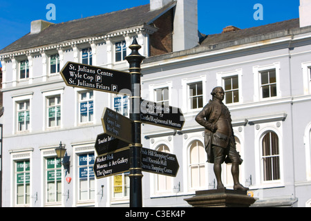 Shrewsbury Town Center: Chiusura del vecchio stile di cartello nei pressi della piazza che mostra le direzioni nella città medievale in Shropshire. La statua è Clive dell India. Foto Stock