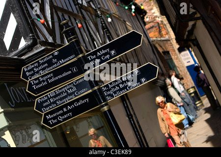 Shrewsbury Town Center: Chiusura del vecchio stile di cartello nei pressi della piazza che mostra le direzioni nella città medievale in Shropshire. Foto Stock