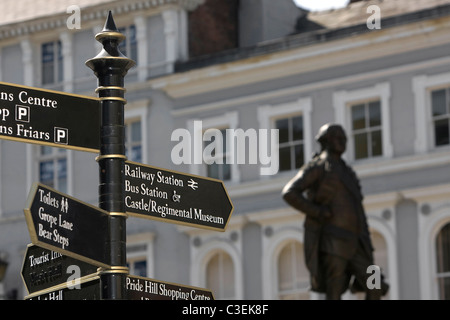 Shrewsbury Town Center: Chiusura del vecchio stile pulito di orientamento per il quadrato che mostra le direzioni nella città medievale in Shropshire. La statua è Clive dell India. Foto Stock