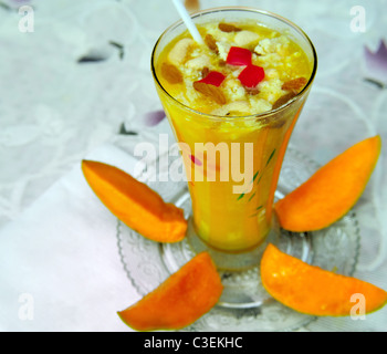 Mature succo di mango con fette di mango maturo Foto Stock