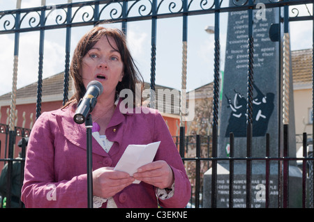 8 maggio 2011, Belfast, Irlanda del Nord - Jennifer McCann (Sinn Fein) parla al trentesimo anniversario sfilata per ricordare l'Irlandese scioperanti della fame del 1981. Foto Stock