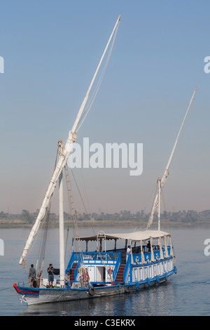 Un dahabiya proveniente in essere ormeggiato sulle rive del fiume Nilo in acque calme, Egitto, Africa Foto Stock
