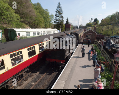 Treno in arrivo presso il North Yorkshire Moors railway station a Goathland su 175mo anniversario di Whitby - Pickering railway Foto Stock