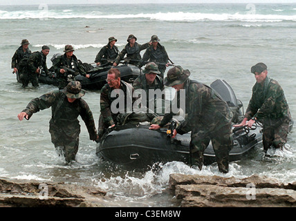 I membri dell'eliminazione degli ordigni esplosivi unità mobile 5 e la marina di Singapore vengono a riva durante un esercizio congiunto. Foto Stock