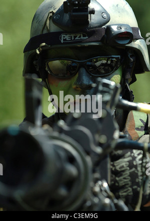 Un Navy SEAL mans suo GAU-17 minigun durante il live-fire patrol formazione lungo il fiume sale in Kentucky Foto Stock