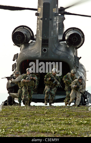 I membri di un West Coast-basato Navy SEAL team partecipare ai corsi di formazione di infiltrazione. Foto Stock