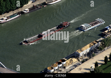 Vista aerea di barche sul Fiume Senna Parigi Francia Foto Stock