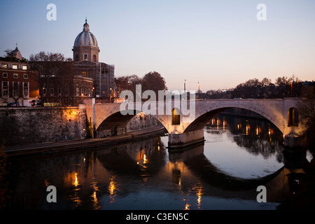 Illuminato il ponte Principe Amedeo ponte sul fiume Tevere a Roma, Italia, Europa Foto Stock