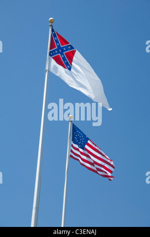 Carolina del Sud, Charleston, Fort Sumter monumento nazionale. Cavalleria Guidon bandiera e "Battaglia bandiera' aka "Southern Cross' Foto Stock